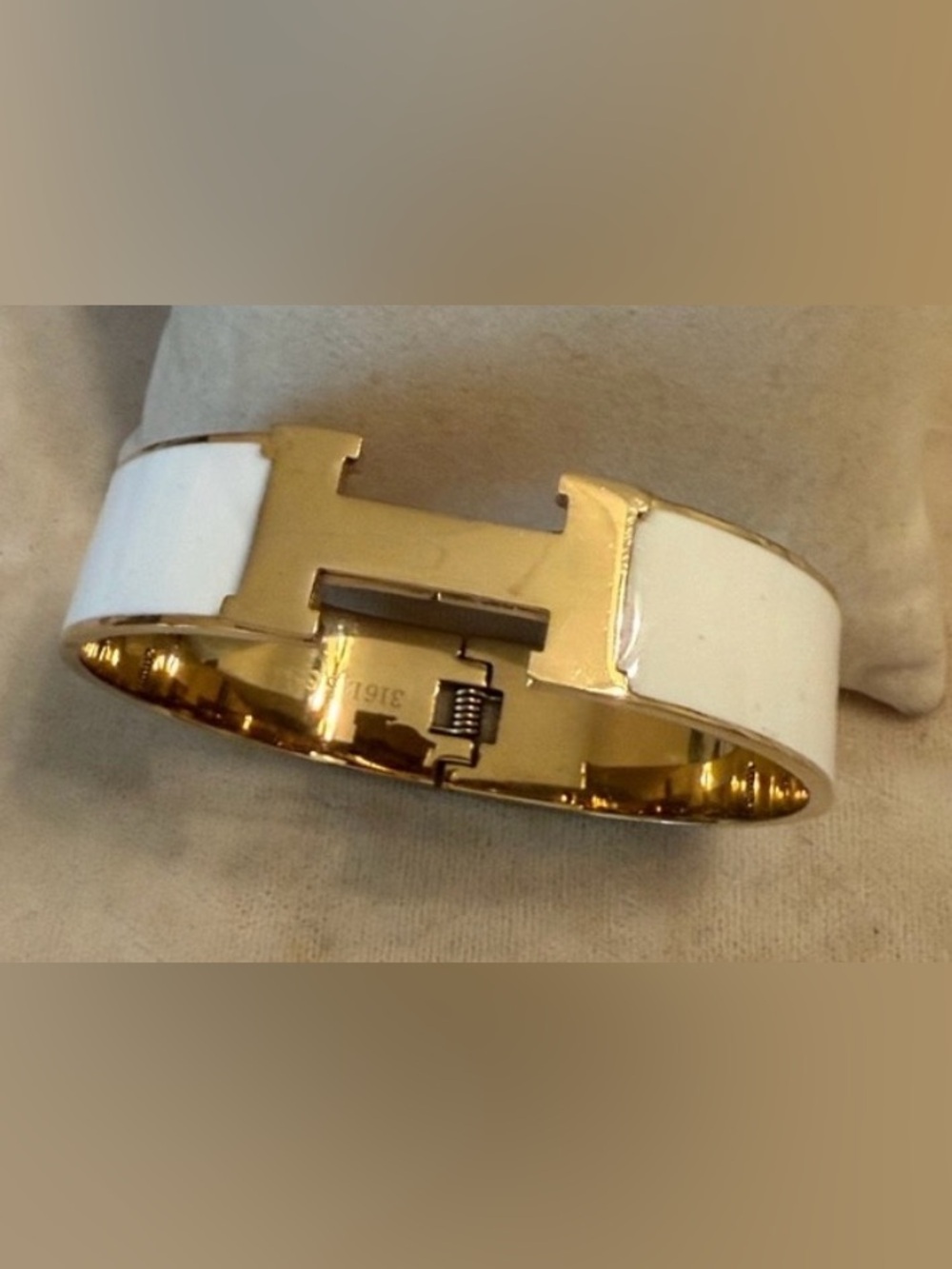 Fashion Jewelry Gold and White Bracelet Cuff